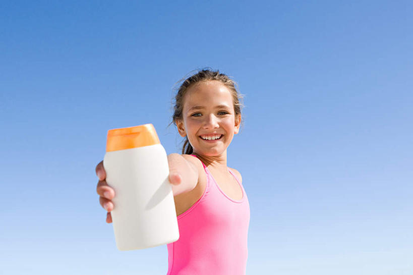 西方人,儿童,一个人,站,笑,微笑,露齿笑,横图,室外,白天,仰视,泳装,纯洁,欧洲,欧洲人,仅一个女性,仅一个人,握,拿,拿着,注视,一个,小孩,粉色,蓝色,蓝天,天空,化妆品,瓶子,塑料制品,天,观察,看,站着,仅一个小孩,塑料瓶,可爱,童年,童趣,握着,晴朗,单个,观看,察看,防晒乳,防晒霜,护肤品,化妆用品,关注,护肤用品,童真,烂漫,无邪,连体泳衣,万里无云,天真,女孩,女人,女性,白种人,孩子,晴空,晴空万里,站立,半身,彩图,低角度拍摄,泳衣,女生