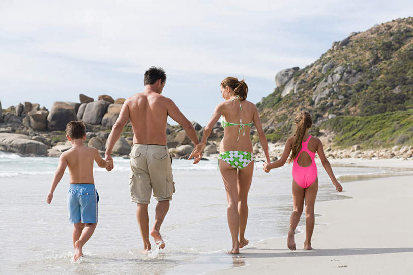 西方人,儿童,腿部,脚,脚趾,脚趾甲,腿,四个人,家庭,夫妻,母亲,父亲,女儿,儿子,走,握手,横图,室外,白天,泳装,比基尼,爱情,纯洁,海浪,海洋,沙滩,山,山脉,欧洲,欧洲人,一排,泳裤,整齐,沙子,海岸,浪花,山峰,云,云朵,沙地,山峦,浪漫,云彩,扭头,注视,光脚,裸露,排列,小孩,背面,蓝色,白云,蓝天,天空,海水,群山,天,观察,看,转头,温暖,温馨,父女,父子,母女,母子,一家人,赤脚,恩爱,父爱,可爱,母爱,童年,童趣,恋人,晴朗,观看,和睦,察看,队列,关注,裸,海景,童真,烂漫,无邪,连体泳衣,天真,男孩,男人,男性,年轻男性,年轻女性,女孩,女人,女性,白种人,孩子,年轻人,脚指甲,夫妇,情侣,大海,风浪,海,海水的波动,海滩,近岸浪,涌浪,晴空,步行,搀手,拉手,散步,手拉手,手握手,走路,彩图,全身,三点式,泳衣,伴侣,融洽,男生,女生