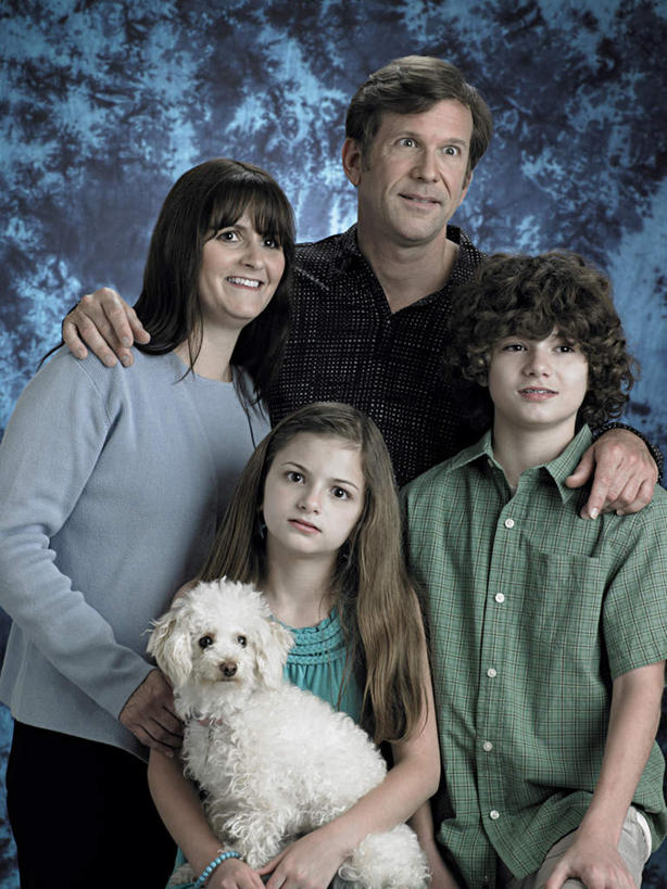 西方人,儿童,四个人,家庭,夫妻,母亲,父亲,女儿,儿子,站,坐,抱,笑,微笑,露齿笑,竖图,室内,白天,正面,爱情,纯洁,宠物,狗,欧洲,欧洲人,阴影,蓝色背景,服装,反射,影子,浪漫,注视,休闲装,贵宾犬,一只,小孩,衣服,动物,观察,看,站着,休闲,温暖,温馨,父女,父子,母女,母子,一家人,休闲服,恩爱,父爱,可爱,母爱,童年,童趣,恋人,摄影,服饰,影棚,抱着,观看,和睦,察看,搂着,关注,贵妇犬,童真,烂漫,无邪,忠诚,玩具贵宾犬,天真,男孩,男人,男性,年轻男性,年轻女性,女孩,女人,女性,白种人,孩子,年轻人,夫妇,情侣,犬,搂,搂抱,站立,坐着,半身,彩图,影棚拍摄,拍摄,伴侣,融洽,男生,女生