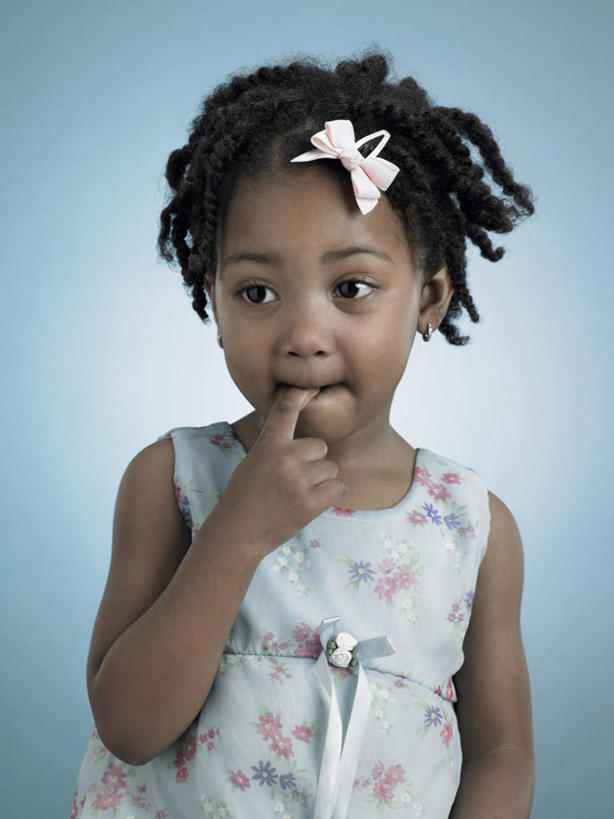 西方人,儿童,一个人,站,举,笑,微笑,竖图,室内,白天,正面,裙子,纯洁,欧洲,非洲,黑人,欧洲人,仅一个女性,仅一个人,咬,阴影,灰色背景,连衣裙,反射,影子,注视,小孩,发夹,蝴蝶结,观察,看,托,站着,仅一个小孩,可爱,童年,童趣,摄影,影棚,观看,咬着,察看,关注,童真,烂漫,无邪,天真,女孩,女人,女性,非洲人,孩子,举起,举手,举着,向上举,向上伸,向上托,站立,半身,彩图,影棚拍摄,拍摄,女生