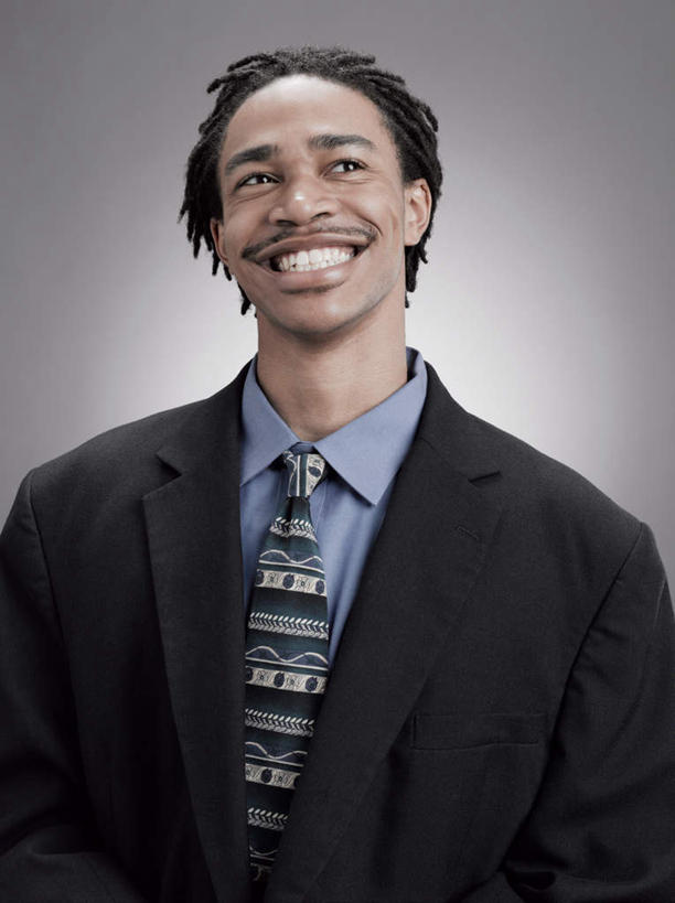 西方人,一个人,站,笑,微笑,露齿笑,竖图,室内,白天,正面,衬衫,西装,欧洲,非洲,黑人,欧洲人,仅一个男性,仅一个人,阴影,灰色背景,套装,正装,反射,影子,领带,注视,职业装,仅一个年轻男性,观察,看,站着,摄影,影棚,观看,察看,关注,男人,男性,年轻男性,非洲人,站立,半身,彩图,影棚拍摄,衬衣,拍摄