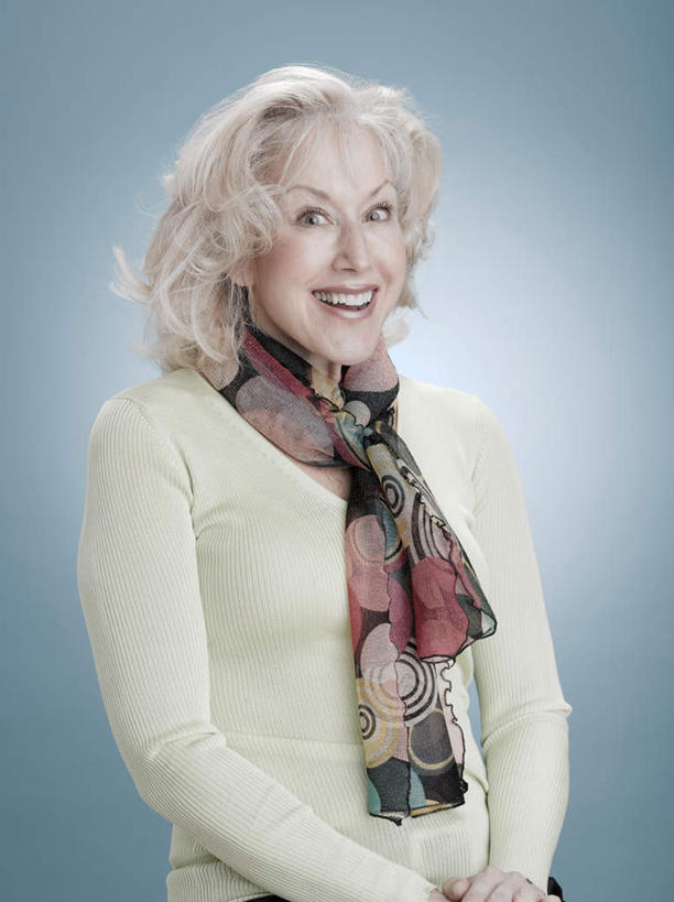 西方人,一个人,站,笑,微笑,露齿笑,竖图,室内,白天,正面,欧洲,欧洲人,仅一个女性,仅一个人,阴影,灰色背景,服装,装饰,反射,影子,扭头,注视,休闲装,衣服,围巾,观察,看,站着,转头,仅一个中年女性,休闲,温暖,休闲服,摄影,服饰,影棚,围脖,观看,保暖,华丽,点缀,察看,御寒,关注,衬托,美观,雅致,雅观,女人,女性,中年女性,白种人,站立,半身,彩图,影棚拍摄,拍摄