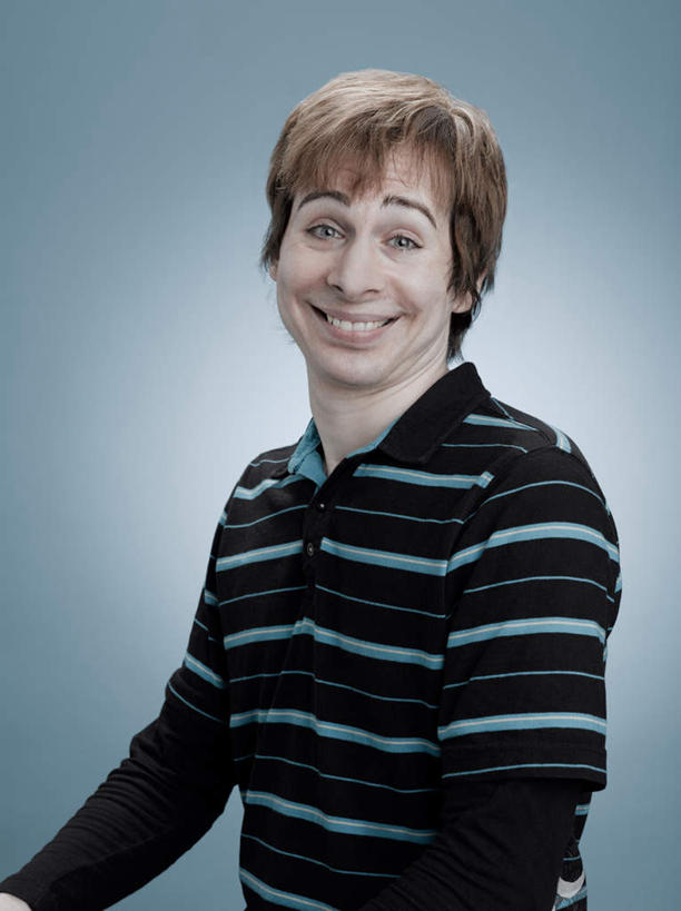 西方人,一个人,站,笑,微笑,露齿笑,竖图,室内,白天,正面,欧洲,欧洲人,仅一个男性,仅一个人,仅一个中年男性,阴影,灰色背景,条纹,服装,反射,影子,注视,休闲装,衣服,观察,看,站着,休闲,休闲服,摄影,服饰,影棚,观看,察看,关注,男人,男性,中年男性,白种人,站立,半身,彩图,影棚拍摄,拍摄