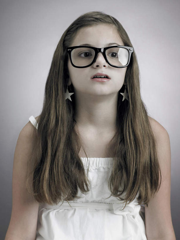 西方人,儿童,头发,一个人,站,竖图,室内,白天,正面,纯洁,欧洲,欧洲人,仅一个女性,仅一个人,阴影,灰色背景,服装,反射,眼镜,影子,注视,休闲装,小孩,衣服,观察,看,站着,仅一个小孩,休闲,休闲服,可爱,童年,童趣,摄影,服饰,影棚,观看,察看,关注,近视眼镜,童真,烂漫,无邪,天真,女孩,女人,女性,白种人,孩子,长发,站立,半身,彩图,影棚拍摄,拍摄,女生