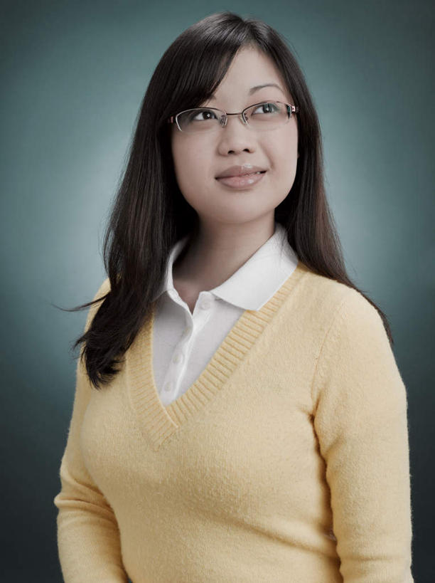 西方人,一个人,站,笑,微笑,露齿笑,竖图,室内,白天,正面,欧洲,欧洲人,仅一个年轻女性,仅一个女性,仅一个人,绿色背景,阴影,服装,反射,眼镜,影子,扭头,注视,休闲装,衣服,观察,看,站着,转头,休闲,休闲服,摄影,服饰,影棚,观看,察看,关注,近视眼镜,年轻女性,女人,女性,白种人,站立,半身,彩图,影棚拍摄,拍摄