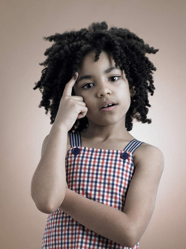 西方人,儿童,头发,一个人,站,笑,微笑,竖图,室内,白天,正面,纯洁,欧洲,欧洲人,仅一个女性,仅一个人,指,阴影,棕色背景,服装,反射,影子,注视,休闲装,方向,小孩,衣服,黑色,观察,看,手势,站着,仅一个小孩,休闲,休闲服,可爱,童年,童趣,摄影,服饰,影棚,观看,察看,指向,食指,关注,童真,烂漫,无邪,天真,女孩,女人,女性,白种人,孩子,卷发,站立,半身,彩图,影棚拍摄,拍摄,女生