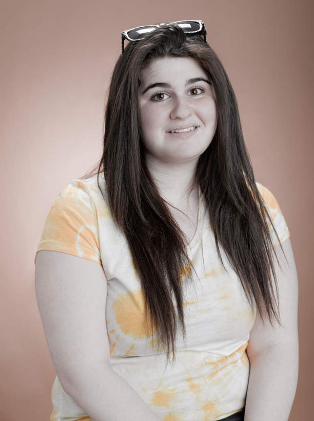 西方人,肥胖,一个人,站,笑,微笑,露齿笑,竖图,室内,白天,正面,欧洲,欧洲人,仅一个年轻女性,仅一个女性,仅一个人,阴影,棕色背景,服装,反射,墨镜,眼镜,影子,注视,休闲装,衣服,太阳镜,太阳眼镜,观察,看,站着,休闲,休闲服,遮阳镜,摄影,服饰,影棚,观看,察看,关注,肥,胖,年轻女性,女人,女性,白种人,站立,半身,彩图,影棚拍摄,拍摄