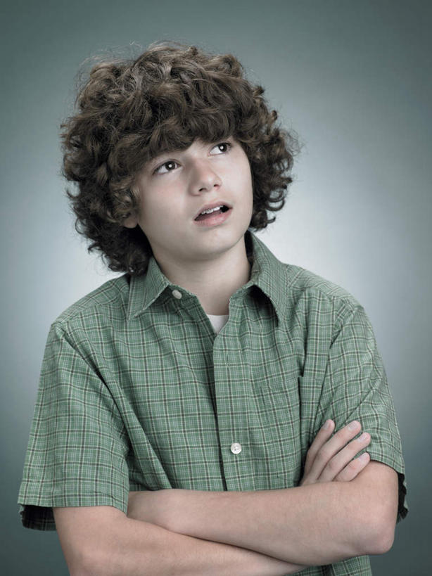 西方人,头发,一个人,站,双手交叉,竖图,室内,白天,正面,欧洲,欧洲人,仅一个男性,仅一个人,阴影,灰色背景,服装,反射,影子,棕色,扭头,注视,休闲装,仅一个年轻男性,衣服,观察,看,站着,转头,休闲,休闲服,摄影,服饰,影棚,观看,察看,双手抱胸,关注,男人,男性,年轻男性,白种人,卷发,站立,半身,彩图,影棚拍摄,拍摄,短发