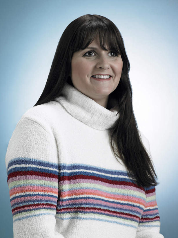 西方人,头发,一个人,站,笑,微笑,露齿笑,竖图,室内,白天,正面,毛衣,欧洲,欧洲人,仅一个女性,仅一个人,阴影,蓝色背景,反射,影子,注视,黑色,观察,看,站着,仅一个中年女性,摄影,影棚,观看,察看,关注,线衫,女人,女性,中年女性,白种人,站立,半身,彩图,影棚拍摄,绒衣,套衫,套头毛衣,线衣,拍摄