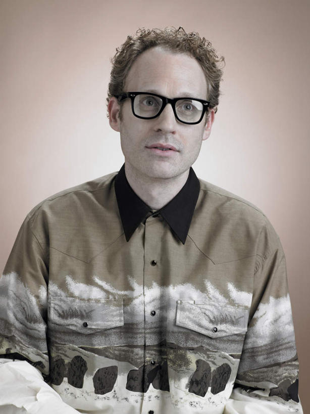 西方人,一个人,站,笑,微笑,竖图,室内,白天,正面,欧洲,欧洲人,仅一个男性,仅一个人,仅一个中年男性,阴影,棕色背景,服装,反射,眼镜,影子,注视,休闲装,衣服,观察,看,站着,休闲,休闲服,摄影,服饰,影棚,观看,察看,关注,近视眼镜,男人,男性,中年男性,白种人,站立,半身,彩图,影棚拍摄,拍摄