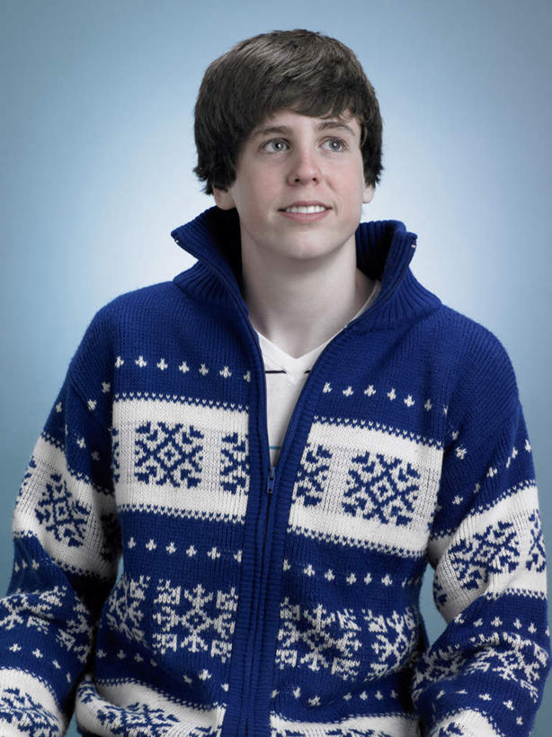 西方人,一个人,站,笑,微笑,露齿笑,竖图,室内,白天,正面,欧洲,欧洲人,仅一个男性,仅一个人,阴影,蓝色背景,服装,反射,影子,注视,休闲装,外套,仅一个年轻男性,衣服,蓝色,观察,看,站着,休闲,休闲服,摄影,服饰,影棚,观看,察看,关注,男人,男性,年轻男性,白种人,站立,半身,彩图,影棚拍摄,拍摄