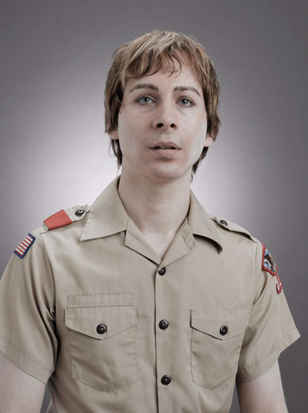 西方人,一个人,站,竖图,室内,白天,正面,制服,欧洲,欧洲人,仅一个男性,仅一个人,仅一个中年男性,阴影,灰色背景,反射,影子,棕色,注视,观察,看,站着,摄影,影棚,观看,察看,关注,男人,男性,中年男性,白种人,站立,半身,彩图,影棚拍摄,礼服,拍摄