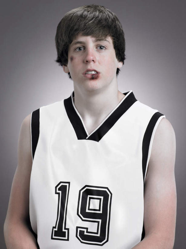 西方人,一个人,站,竖图,室内,白天,正面,运动服,欧洲,欧洲人,仅一个男性,仅一个人,阴影,灰色背景,服装,反射,标志,数字,文字,影子,字符,注视,标识,仅一个年轻男性,衣服,观察,看,站着,摄影,阿拉伯数字,服饰,影棚,观看,察看,衣着,穿着,关注,受伤,衣饰,男人,男性,年轻男性,白种人,站立,半身,彩图,影棚拍摄,拍摄,运动装