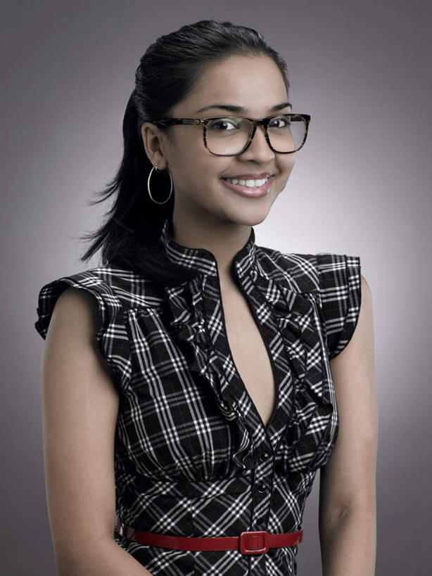 西方人,一个人,站,笑,微笑,露齿笑,竖图,室内,白天,正面,裙子,欧洲,欧洲人,仅一个年轻女性,仅一个女性,仅一个人,阴影,灰色背景,连衣裙,反射,格子,眼镜,影子,注视,腰带,红色,观察,看,站着,摄影,影棚,观看,皮带,察看,关注,近视眼镜,配饰,裤带,年轻女性,女人,女性,白种人,站立,半身,彩图,影棚拍摄,拍摄