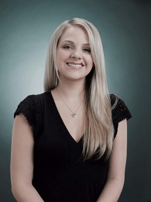 西方人,头发,一个人,站,笑,微笑,露齿笑,竖图,室内,白天,正面,项链,欧洲,欧洲人,仅一个年轻女性,仅一个女性,仅一个人,绿色背景,阴影,服装,反射,影子,注视,休闲装,装饰品,衣服,黑色,饰品,首饰,观察,看,站着,休闲,休闲服,金色,摄影,服饰,影棚,观看,察看,关注,年轻女性,女人,女性,白种人,长发,站立,半身,彩图,影棚拍摄,拍摄