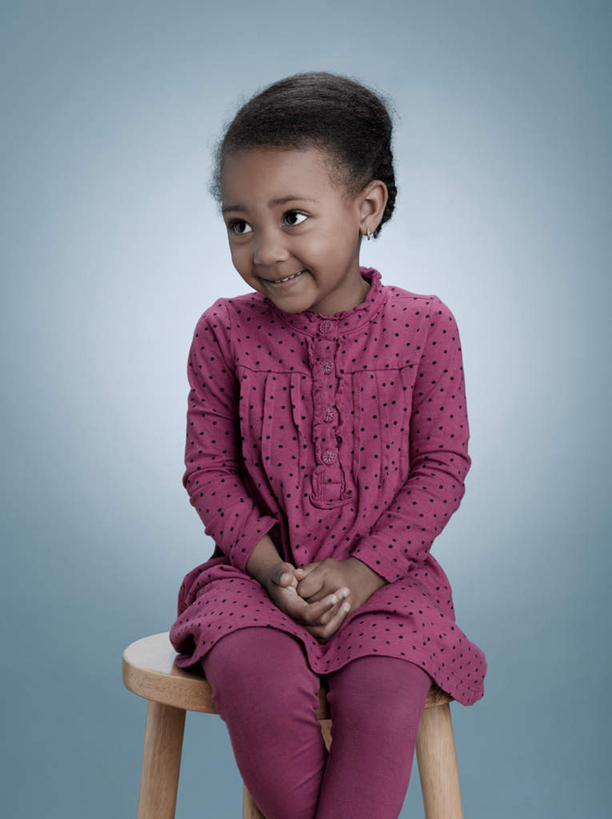 西方人,儿童,一个人,坐,笑,微笑,竖图,室内,白天,正面,纯洁,椅子,欧洲,非洲,黑人,欧洲人,仅一个女性,仅一个人,握,阴影,灰色背景,服装,反射,影子,木椅,注视,休闲装,一个,小孩,衣服,粉色,观察,看,仅一个小孩,休闲,休闲服,可爱,童年,童趣,握着,摄影,服饰,影棚,单个,观看,察看,关注,童真,烂漫,无邪,天真,女孩,女人,女性,非洲人,孩子,坐着,半身,彩图,影棚拍摄,拍摄,女生