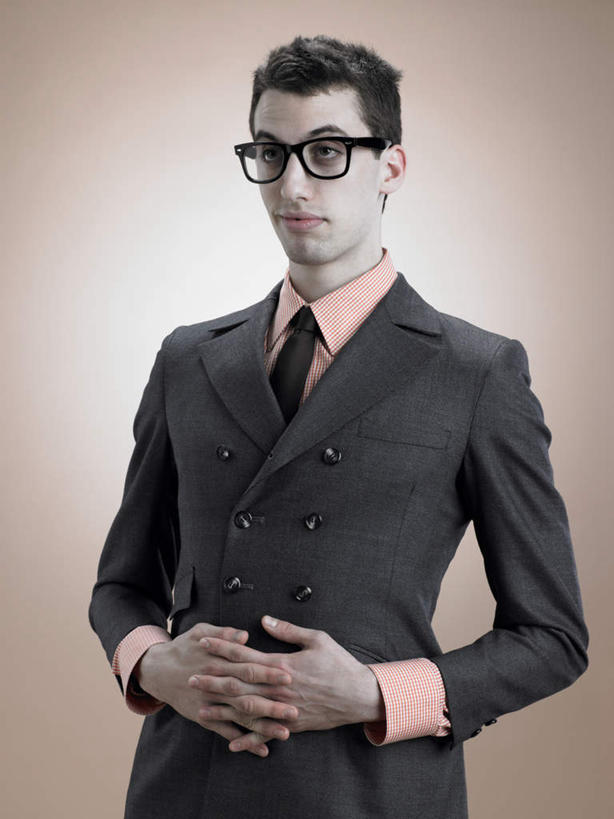 西方人,一个人,站,竖图,室内,白天,正面,衬衫,西装,欧洲,欧洲人,仅一个男性,仅一个人,握,阴影,棕色背景,套装,正装,反射,眼镜,影子,领带,注视,职业装,仅一个年轻男性,观察,看,站着,握着,摄影,影棚,观看,察看,关注,近视眼镜,男人,男性,年轻男性,白种人,站立,半身,彩图,影棚拍摄,衬衣,拍摄