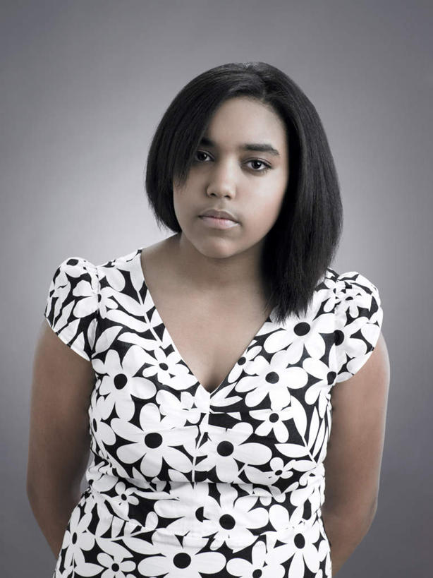 西方人,头发,一个人,站,竖图,室内,白天,正面,欧洲,欧洲人,仅一个年轻女性,仅一个女性,仅一个人,阴影,花纹,灰色背景,服装,反射,影子,注视,休闲装,衣服,黑色,观察,看,站着,休闲,休闲服,摄影,服饰,影棚,观看,察看,关注,背手,年轻女性,女人,女性,白种人,站立,半身,彩图,影棚拍摄,拍摄,短发