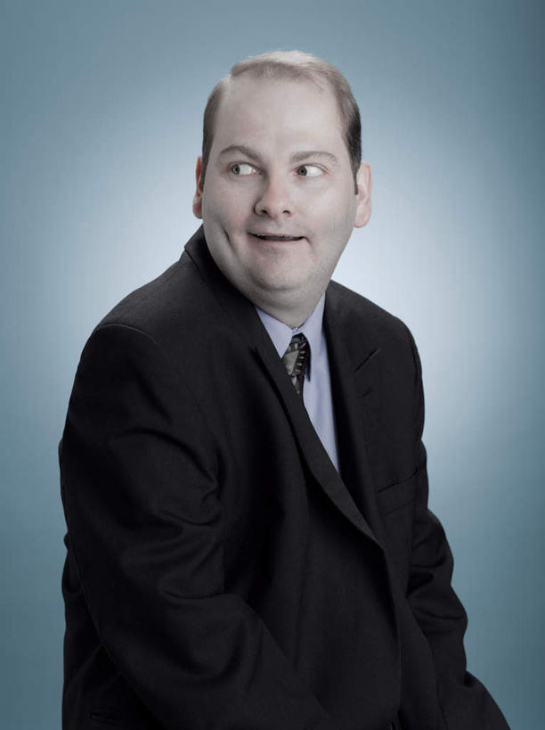 西方人,一个人,站,笑,微笑,竖图,室内,白天,侧面,衬衫,西装,欧洲,欧洲人,仅一个男性,仅一个人,仅一个中年男性,绿色背景,阴影,套装,正装,反射,影子,领带,扭头,注视,职业装,观察,看,站着,转头,摄影,影棚,观看,察看,关注,男人,男性,中年男性,白种人,站立,半身,彩图,影棚拍摄,衬衣,拍摄