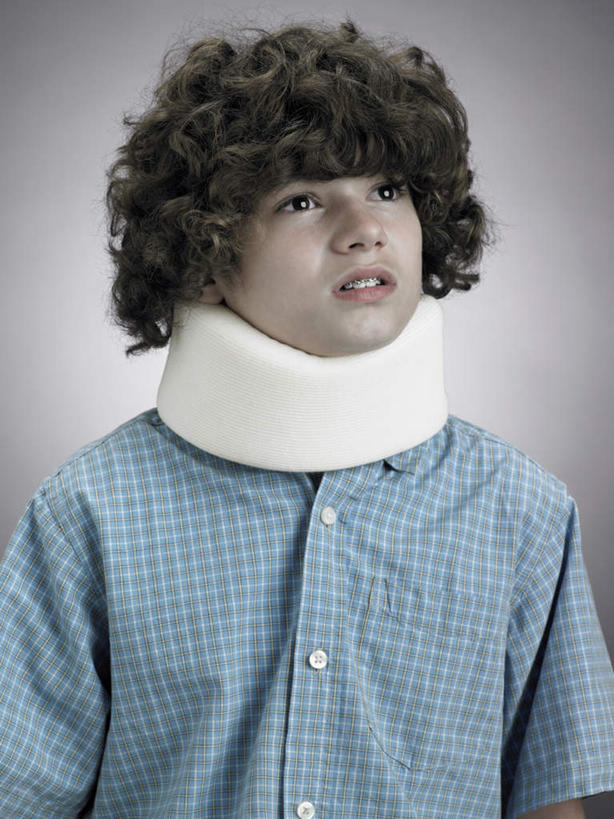 西方人,头发,一个人,站,竖图,室内,白天,正面,石膏,欧洲,欧洲人,仅一个男性,仅一个人,阴影,灰色背景,服装,反射,影子,注视,休闲装,仅一个年轻男性,衣服,观察,看,站着,休闲,休闲服,摄影,服饰,影棚,观看,察看,关注,男人,男性,年轻男性,白种人,卷发,创可贴,熟石膏,抬头,仰头,站立,半身,彩图,影棚拍摄,拍摄,短发,护创胶布