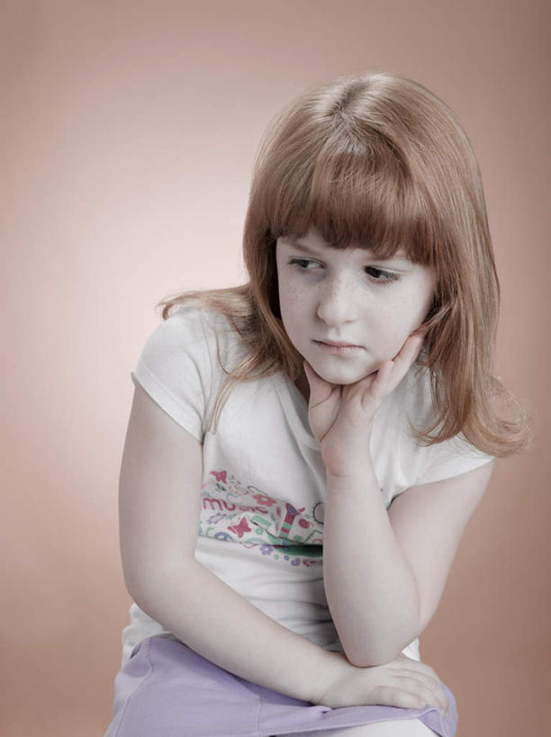 西方人,儿童,一个人,坐,竖图,室内,白天,正面,纯洁,欧洲,欧洲人,仅一个女性,仅一个人,撑,阴影,棕色背景,服装,反射,影子,扭头,托腮,注视,休闲装,小孩,衣服,观察,看,托,转头,仅一个小孩,休闲,休闲服,可爱,童年,童趣,摄影,服饰,影棚,观看,察看,关注,托下巴,童真,烂漫,无邪,天真,女孩,女人,女性,白种人,孩子,坐着,半身,彩图,影棚拍摄,拍摄,女生