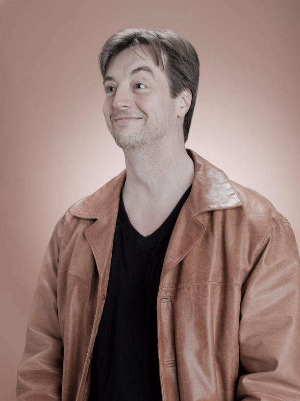 西方人,一个人,站,笑,微笑,竖图,室内,白天,正面,欧洲,欧洲人,仅一个男性,仅一个人,仅一个中年男性,阴影,棕色背景,服装,反射,影子,注视,休闲装,衣服,观察,看,站着,休闲,休闲服,摄影,服饰,影棚,观看,察看,夹克,关注,茄克,男人,男性,中年男性,白种人,站立,半身,彩图,影棚拍摄,拍摄