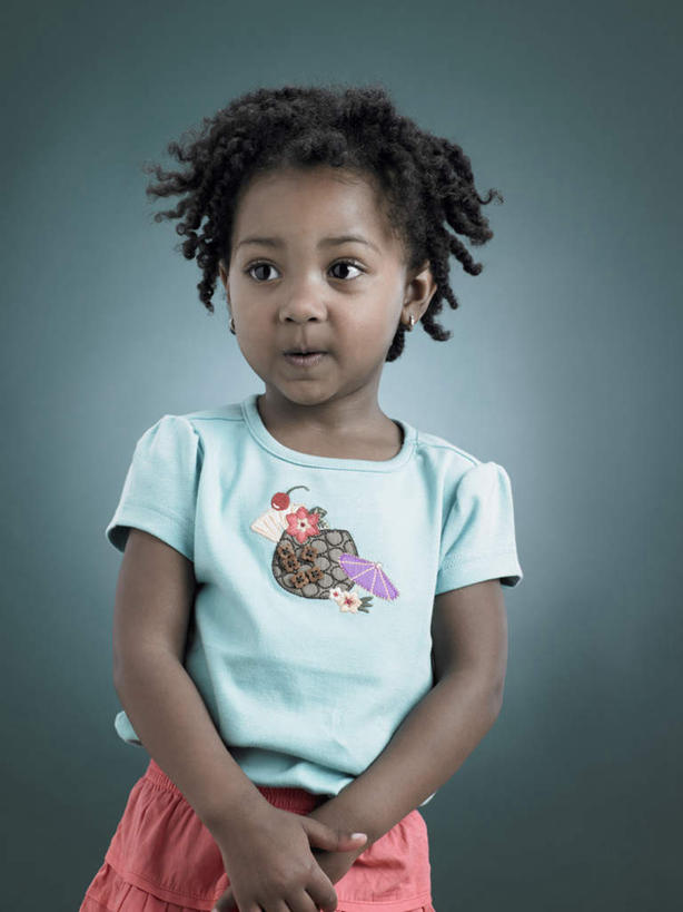 西方人,儿童,头发,一个人,站,笑,微笑,竖图,室内,白天,正面,纯洁,欧洲,非洲,黑人,欧洲人,仅一个女性,仅一个人,握,阴影,灰色背景,服装,反射,影子,注视,休闲装,小孩,衣服,黑色,观察,看,站着,仅一个小孩,休闲,休闲服,可爱,童年,童趣,握着,摄影,服饰,影棚,观看,察看,关注,童真,烂漫,无邪,天真,女孩,女人,女性,非洲人,孩子,卷发,站立,半身,彩图,影棚拍摄,拍摄,短发,女生