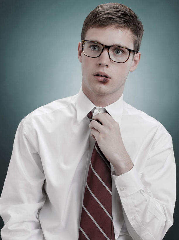 西方人,一个人,站,竖图,室内,白天,正面,衬衫,欧洲,欧洲人,仅一个男性,仅一个人,握,阴影,灰色背景,反射,眼镜,影子,领带,注视,仅一个年轻男性,观察,看,站着,握着,摄影,影棚,观看,察看,关注,受伤,近视眼镜,男人,男性,年轻男性,白种人,站立,半身,彩图,影棚拍摄,衬衣,拍摄