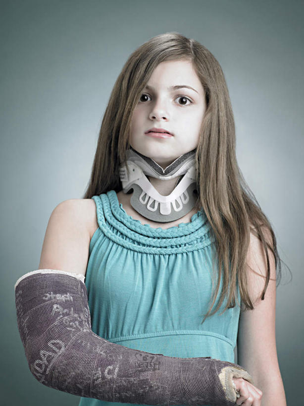 西方人,儿童,头发,一个人,站,举,竖图,室内,白天,正面,纯洁,石膏,欧洲,欧洲人,仅一个女性,仅一个人,阴影,灰色背景,服装,反射,影子,注视,休闲装,小孩,衣服,观察,看,托,站着,仅一个小孩,休闲,休闲服,金色,可爱,童年,童趣,摄影,服饰,影棚,观看,察看,关注,童真,烂漫,无邪,天真,女孩,女人,女性,白种人,孩子,长发,创可贴,熟石膏,举起,举手,举着,向上举,向上伸,向上托,站立,半身,彩图,影棚拍摄,拍摄,女生,护创胶布