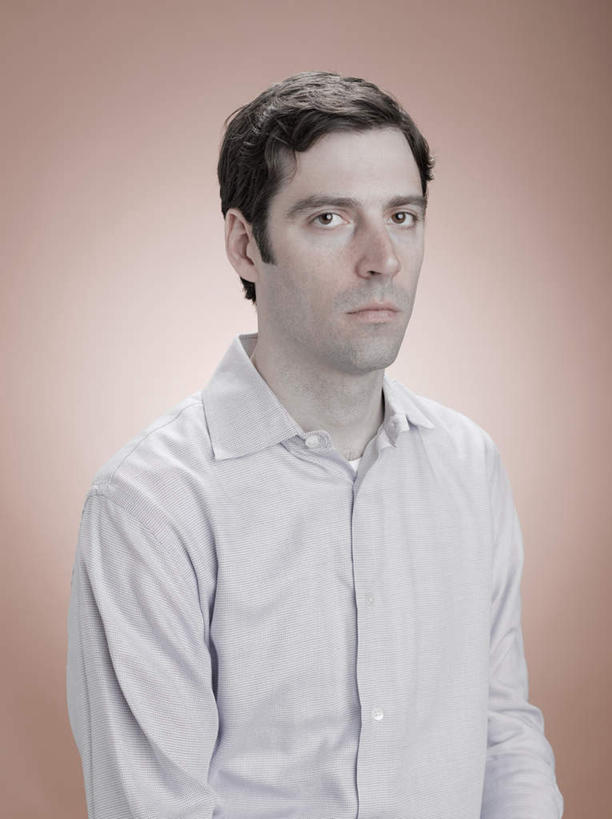 西方人,头发,一个人,站,竖图,室内,白天,正面,衬衫,欧洲,欧洲人,仅一个男性,仅一个人,仅一个中年男性,阴影,棕色背景,反射,影子,注视,白色,黑色,观察,看,站着,摄影,影棚,观看,察看,关注,男人,男性,中年男性,白种人,站立,半身,彩图,影棚拍摄,衬衣,拍摄,短发