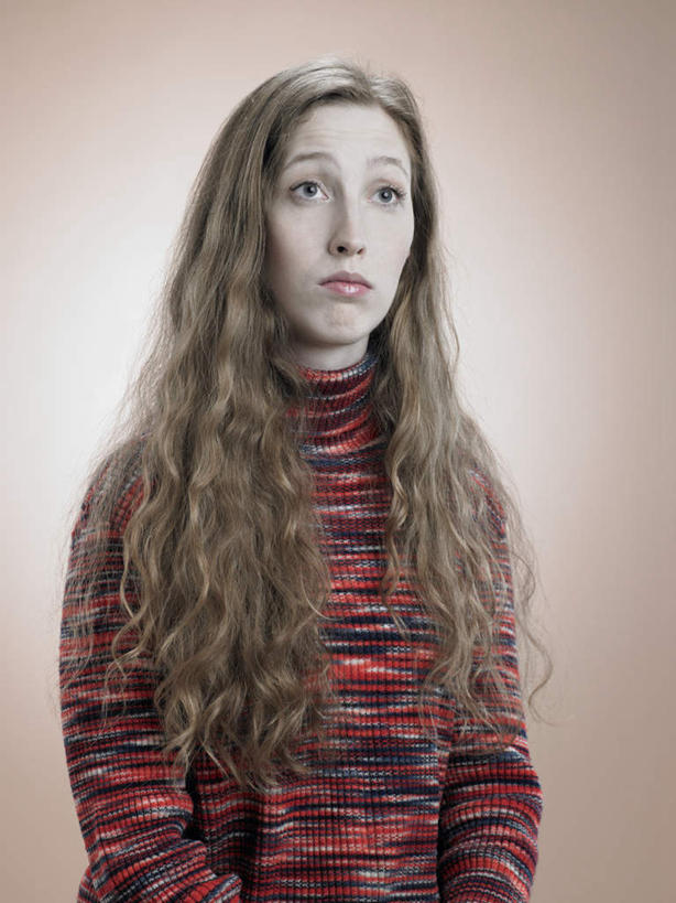 西方人,嘴,头发,一个人,站,竖图,室内,白天,正面,毛衣,欧洲,欧洲人,仅一个年轻女性,仅一个女性,仅一个人,阴影,棕色背景,反射,影子,棕色,注视,红色,嘟嘴,观察,看,站着,撅嘴,摄影,影棚,观看,察看,关注,线衫,年轻女性,女人,女性,白种人,长发,卷发,嘴巴,嘴唇,站立,半身,彩图,影棚拍摄,绒衣,套衫,套头毛衣,线衣,拍摄