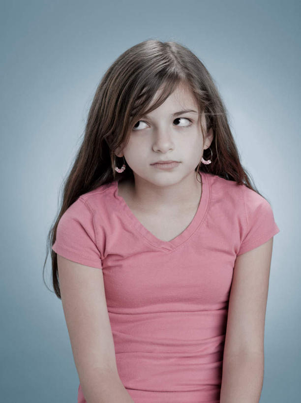 西方人,儿童,头发,一个人,站,竖图,室内,白天,正面,纯洁,欧洲,欧洲人,仅一个女性,仅一个人,阴影,蓝色背景,服装,生气,反射,影子,棕色,注视,休闲装,小孩,衣服,粉色,观察,看,站着,仅一个小孩,休闲,休闲服,可爱,童年,童趣,愤怒,摄影,服饰,影棚,观看,恼怒,察看,愤慨,怒气,气愤,发怒,关注,怒火,情绪,脾气,童真,烂漫,无邪,忿怒,怨恨,强烈,气忿,愤恨,肝火,激动,天真,女孩,女人,女性,白种人,孩子,长发,站立,半身,彩图,影棚拍摄,拍摄,女生