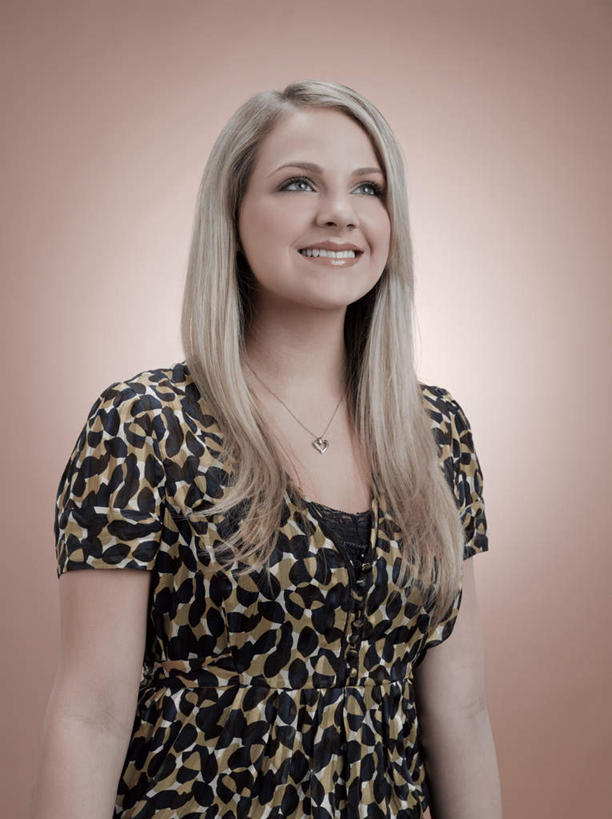 西方人,头发,一个人,站,笑,微笑,露齿笑,竖图,室内,白天,正面,项链,欧洲,欧洲人,仅一个年轻女性,仅一个女性,仅一个人,阴影,棕色背景,服装,反射,影子,棕色,注视,休闲装,装饰品,衣服,饰品,首饰,观察,看,站着,休闲,休闲服,摄影,服饰,影棚,观看,察看,关注,年轻女性,女人,女性,白种人,长发,站立,半身,彩图,影棚拍摄,拍摄