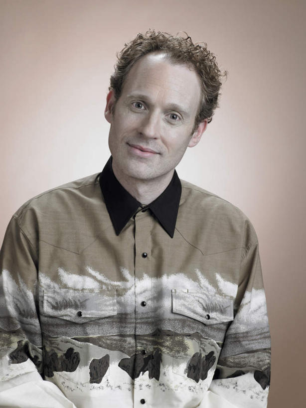 西方人,头发,一个人,站,笑,微笑,露齿笑,竖图,室内,白天,正面,欧洲,欧洲人,仅一个男性,仅一个人,仅一个中年男性,阴影,棕色背景,服装,反射,影子,棕色,注视,休闲装,衣服,观察,看,站着,休闲,休闲服,摄影,服饰,影棚,观看,察看,关注,男人,男性,中年男性,白种人,站立,半身,彩图,影棚拍摄,拍摄,短发