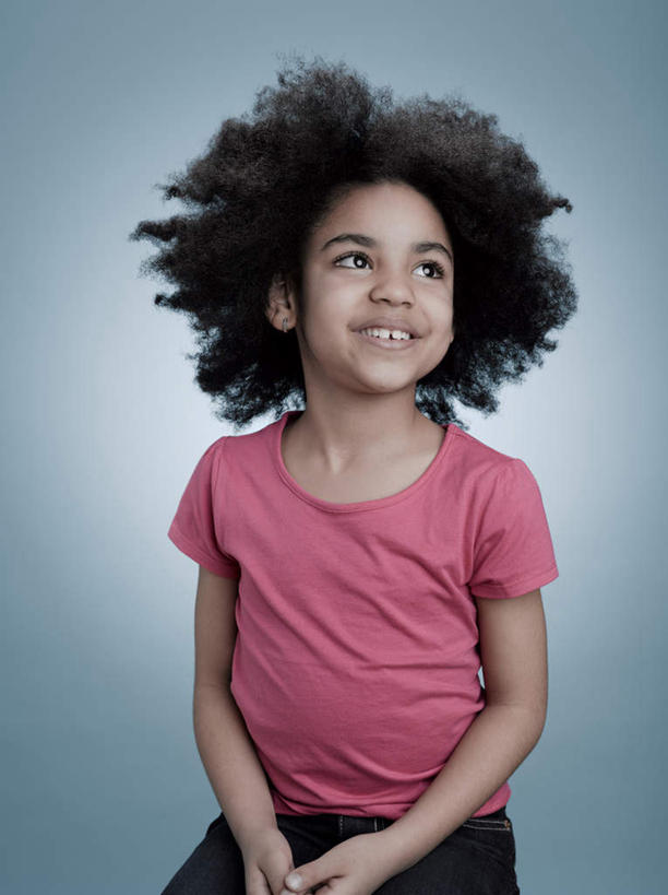 西方人,儿童,头发,一个人,坐,笑,微笑,露齿笑,竖图,室内,白天,正面,纯洁,欧洲,欧洲人,仅一个女性,仅一个人,握,阴影,蓝色背景,服装,反射,影子,注视,休闲装,小孩,衣服,粉色,黑色,观察,看,仅一个小孩,休闲,休闲服,可爱,童年,童趣,握着,摄影,服饰,影棚,观看,察看,关注,童真,烂漫,无邪,天真,女孩,女人,女性,白种人,孩子,卷发,抬头,仰头,坐着,半身,彩图,影棚拍摄,拍摄,短发,女生