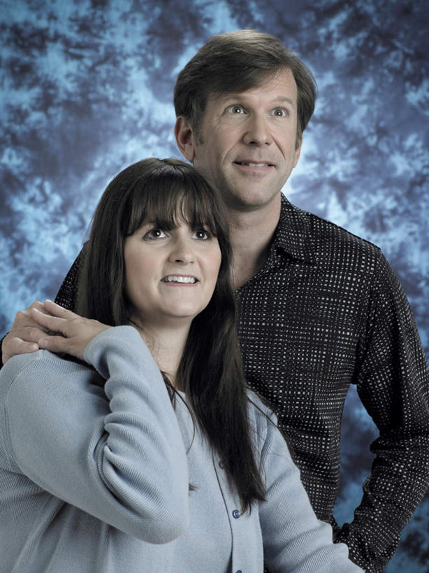 西方人,两个人,夫妻,站,坐,握手,笑,微笑,露齿笑,竖图,室内,白天,正面,爱情,欧洲,欧洲人,阴影,蓝色背景,服装,反射,影子,浪漫,注视,休闲装,衣服,观察,看,站着,休闲,休闲服,恩爱,恋人,摄影,服饰,影棚,观看,察看,关注,手插袋,单手插袋,单手抄兜,单手放兜,男人,男性,女人,女性,中年男性,中年女性,白种人,夫妇,情侣,插兜,搀手,拉手,手插兜,手放口袋,手拉手,手握手,站立,坐着,半身,彩图,影棚拍摄,拍摄,伴侣,手抄兜