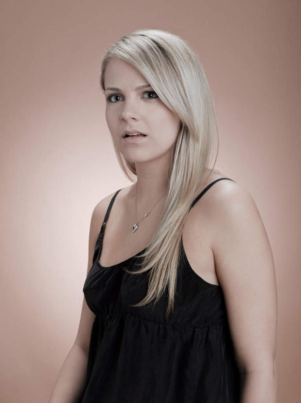 西方人,头发,一个人,站,竖图,室内,白天,正面,裙子,欧洲,欧洲人,仅一个年轻女性,仅一个女性,仅一个人,阴影,棕色背景,连衣裙,反射,影子,注视,黑色,观察,看,站着,金色,摄影,影棚,观看,吊带裙,察看,关注,年轻女性,女人,女性,白种人,长发,站立,半身,彩图,影棚拍摄,拍摄