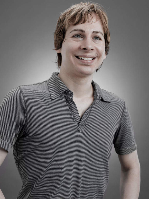 西方人,一个人,站,笑,微笑,露齿笑,竖图,室内,白天,正面,欧洲,欧洲人,仅一个男性,仅一个人,阴影,灰色背景,服装,反射,影子,注视,休闲装,手叉腰,仅一个年轻男性,衣服,灰色,叉腰,观察,看,站着,休闲,休闲服,摄影,服饰,影棚,观看,察看,双手叉腰,关注,男人,男性,年轻男性,白种人,站立,半身,彩图,影棚拍摄,拍摄