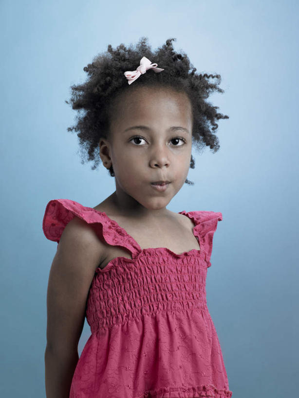 西方人,儿童,嘴,头发,一个人,站,竖图,室内,白天,正面,裙子,纯洁,欧洲,非洲,黑人,欧洲人,仅一个女性,仅一个人,阴影,蓝色背景,连衣裙,反射,影子,注视,小孩,粉色,黑色,发夹,蝴蝶结,嘟嘴,观察,看,站着,仅一个小孩,撅嘴,可爱,童年,童趣,摄影,影棚,观看,察看,关注,童真,烂漫,无邪,天真,女孩,女人,女性,非洲人,孩子,卷发,嘴巴,嘴唇,站立,半身,彩图,影棚拍摄,拍摄,短发,女生