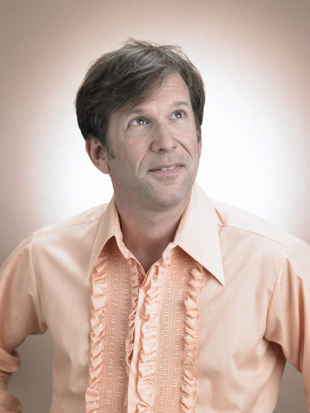 西方人,一个人,站,笑,微笑,露齿笑,竖图,室内,白天,正面,衬衫,欧洲,欧洲人,仅一个男性,仅一个人,仅一个中年男性,阴影,棕色背景,反射,影子,注视,观察,看,站着,橙色,摄影,影棚,观看,察看,关注,男人,男性,中年男性,白种人,抬头,仰头,站立,半身,彩图,影棚拍摄,衬衣,拍摄