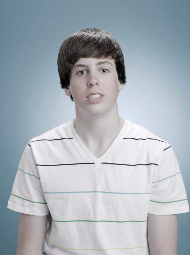 西方人,脸,头,脸颊,头发,一个人,站,竖图,室内,特写,白天,正面,欧洲,欧洲人,仅一个男性,仅一个人,阴影,蓝色背景,服装,反射,影子,棕色,注视,休闲装,肩膀,仅一个年轻男性,衣服,观察,看,站着,张嘴,休闲,休闲服,摄影,服饰,影棚,观看,察看,关注,张大嘴巴,男人,男性,年轻男性,白种人,头部,脸部,脸蛋,面部,张开嘴,站立,半身,彩图,影棚拍摄,拍摄,短发