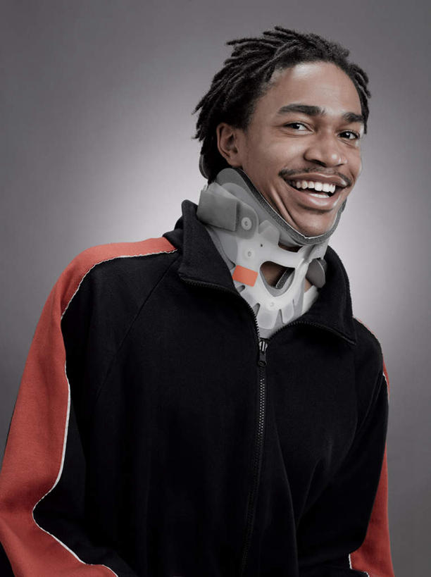 西方人,头发,一个人,站,笑,微笑,露齿笑,竖图,室内,白天,正面,石膏,欧洲,非洲,黑人,欧洲人,仅一个男性,仅一个人,阴影,紫色背景,服装,反射,影子,注视,休闲装,仅一个年轻男性,衣服,黑色,观察,看,站着,休闲,休闲服,摄影,服饰,影棚,观看,察看,关注,男人,男性,年轻男性,非洲人,创可贴,熟石膏,站立,半身,彩图,影棚拍摄,拍摄,短发,护创胶布