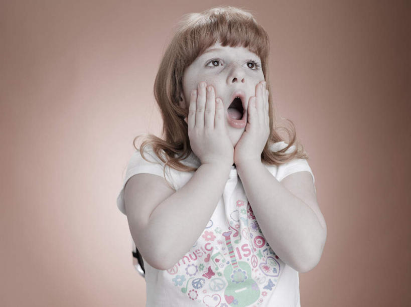 西方人,儿童,脸,头,脸颊,手,头发,一个人,站,摸,横图,室内,特写,白天,正面,纯洁,欧洲,欧洲人,双手,仅一个女性,仅一个人,抚摸,阴影,棕色背景,服装,反射,影子,注视,休闲装,肩膀,小孩,衣服,观察,看,站着,张嘴,仅一个小孩,休闲,手部,休闲服,金色,可爱,童年,童趣,摄影,服饰,影棚,观看,察看,关注,张大嘴巴,童真,烂漫,无邪,天真,女孩,女人,女性,白种人,孩子,头部,卷发,脸部,脸蛋,面部,张开嘴,触摸,接触,站立,半身,彩图,影棚拍摄,拍摄,短发,女生