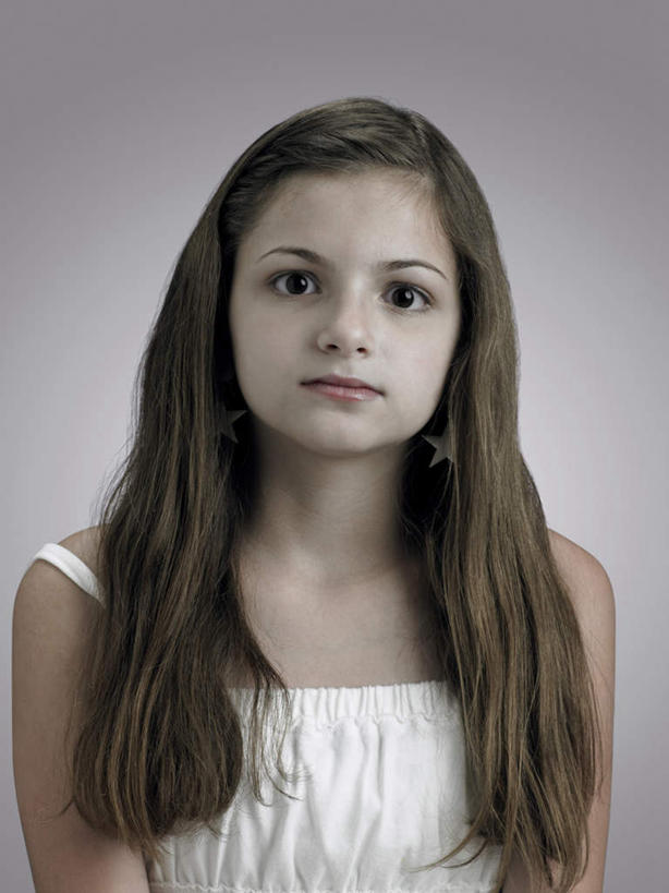 西方人,儿童,头发,一个人,站,竖图,室内,白天,正面,裙子,纯洁,欧洲,欧洲人,仅一个女性,仅一个人,阴影,紫色背景,连衣裙,反射,影子,棕色,注视,小孩,观察,看,站着,仅一个小孩,可爱,童年,童趣,摄影,影棚,观看,吊带裙,察看,关注,童真,烂漫,无邪,天真,女孩,女人,女性,白种人,孩子,长发,直发,站立,半身,彩图,影棚拍摄,拍摄,女生