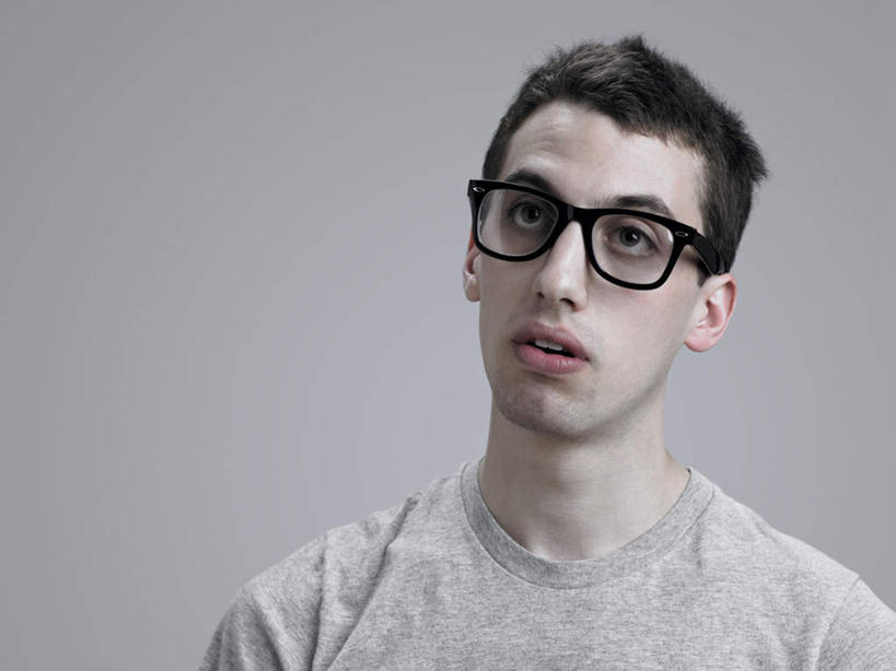 西方人,脸,头,脸颊,脖子,一个人,横图,室内,特写,白天,正面,欧洲,欧洲人,仅一个男性,仅一个人,灰色背景,服装,眼镜,注视,休闲装,肩膀,仅一个年轻男性,衣服,观察,看,休闲,休闲服,摄影,服饰,影棚,观看,察看,关注,近视眼镜,男人,男性,年轻男性,白种人,头部,脖,颈,颈部,脸部,脸蛋,面部,半身,彩图,影棚拍摄,拍摄