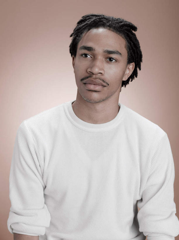 西方人,一个人,竖图,室内,白天,正面,欧洲,非洲,黑人,欧洲人,仅一个男性,仅一个人,服装,注视,休闲装,仅一个年轻男性,衣服,白色,观察,看,休闲,休闲服,摄影,服饰,影棚,观看,察看,关注,男人,男性,年轻男性,非洲人,半身,彩图,影棚拍摄,拍摄