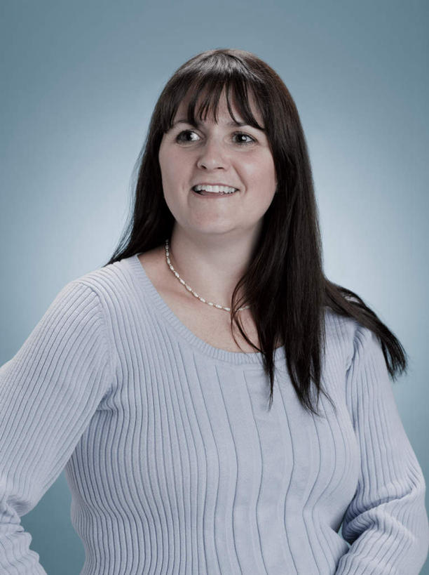 西方人,脸,头,脸颊,头发,一个人,笑,微笑,露齿笑,竖图,室内,白天,正面,欧洲,欧洲人,仅一个女性,仅一个人,服装,注视,休闲装,手叉腰,衣服,黑色,叉腰,观察,看,仅一个中年女性,休闲,休闲服,摄影,服饰,影棚,观看,察看,关注,女人,女性,中年女性,白种人,头部,长发,直发,脸部,脸蛋,面部,半身,彩图,影棚拍摄,拍摄