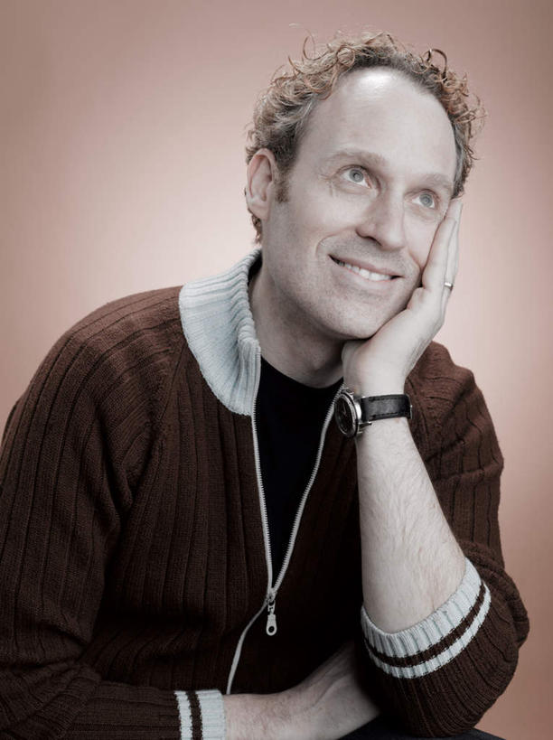 西方人,一个人,笑,微笑,露齿笑,竖图,室内,白天,正面,项链,欧洲,欧洲人,仅一个男性,仅一个人,仅一个中年男性,撑,服装,时间,时钟,手表,计时,托腮,注视,休闲装,装饰品,衣服,饰品,首饰,钟表,观察,看,托,休闲,休闲服,表,摄影,服饰,影棚,观看,腕表,察看,关注,托下巴,男人,男性,中年男性,白种人,钟,半身,彩图,影棚拍摄,拍摄