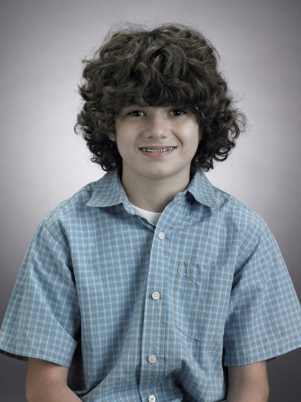 西方人,儿童,一个人,笑,微笑,竖图,室内,白天,正面,纯洁,欧洲,欧洲人,仅一个男性,仅一个人,灰色背景,服装,注视,休闲装,小孩,衣服,观察,看,仅一个小孩,休闲,休闲服,可爱,童年,童趣,摄影,服饰,影棚,观看,察看,关注,童真,烂漫,无邪,天真,男孩,男人,男性,白种人,孩子,半身,彩图,影棚拍摄,拍摄,男生