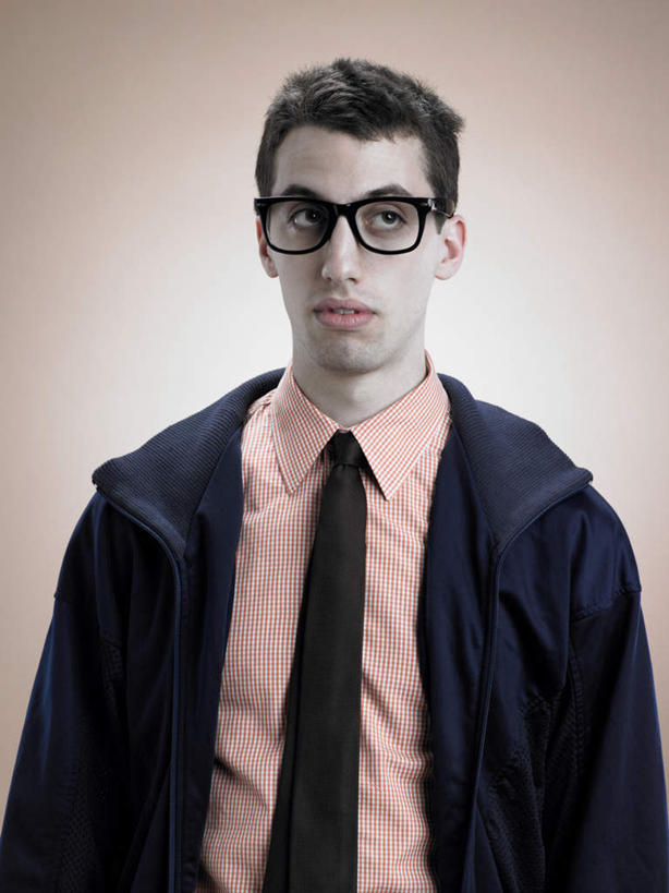 西方人,一个人,竖图,室内,白天,正面,欧洲,欧洲人,仅一个男性,仅一个人,服装,眼镜,领带,注视,休闲装,仅一个年轻男性,衣服,观察,看,休闲,休闲服,摄影,服饰,影棚,观看,察看,象征,庄重,关注,身份,近视眼镜,正式,地位,男人,男性,年轻男性,白种人,半身,彩图,影棚拍摄,拍摄